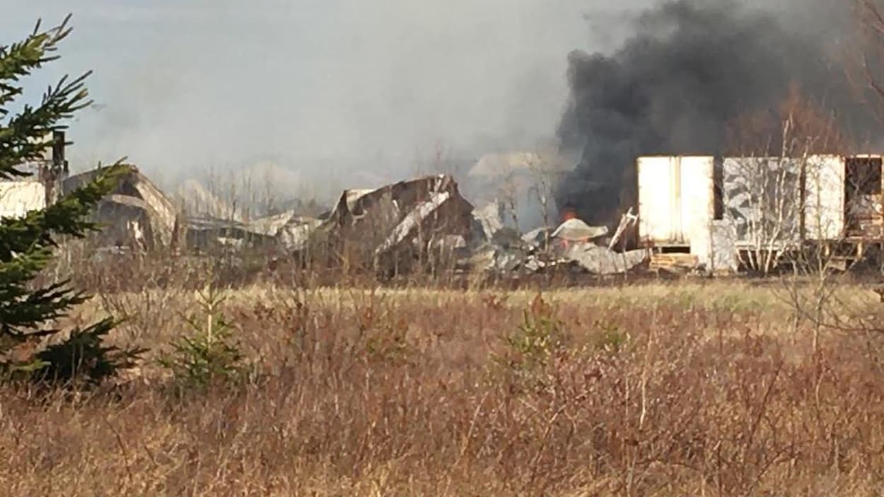 L'usine Les Pêcheries de Chez-Nous Ltée, à Val-Comeau, a complètement été détruite par un incendie.