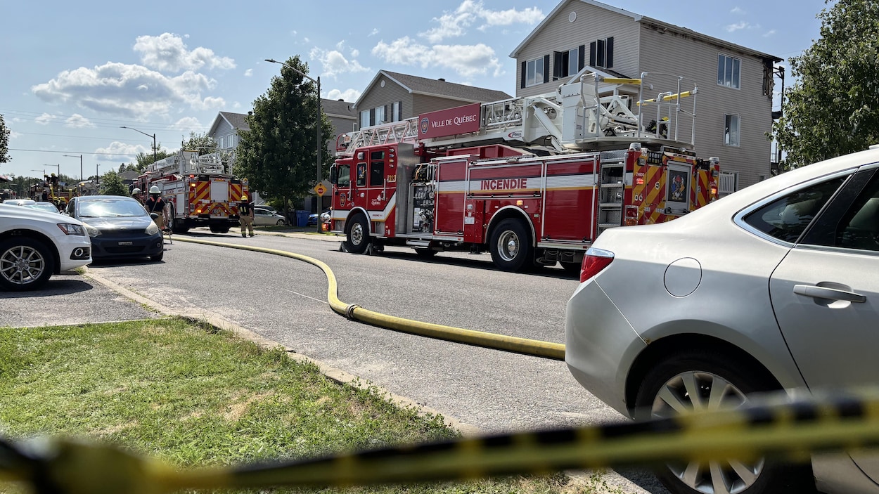 Un immeuble détruit par les flammes dans Val-Bélair