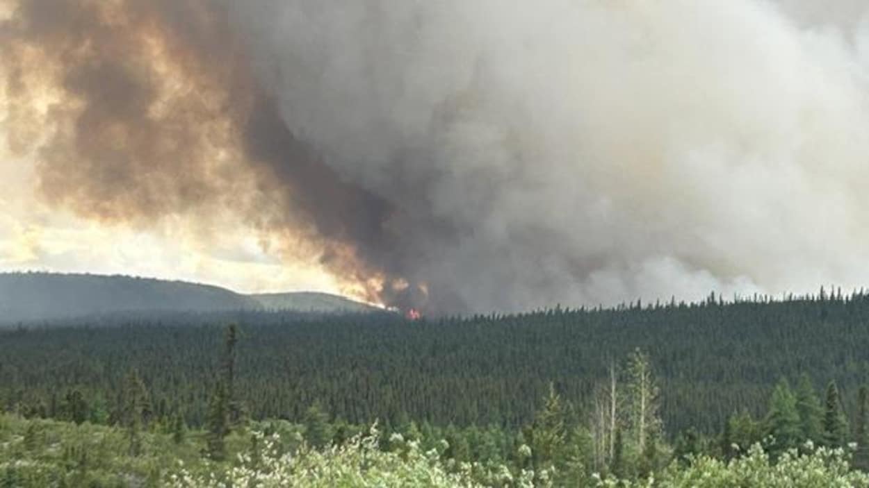 Feux de forêt : la pluie tombe sur Labrador City, les pompiers reprennent leur combat