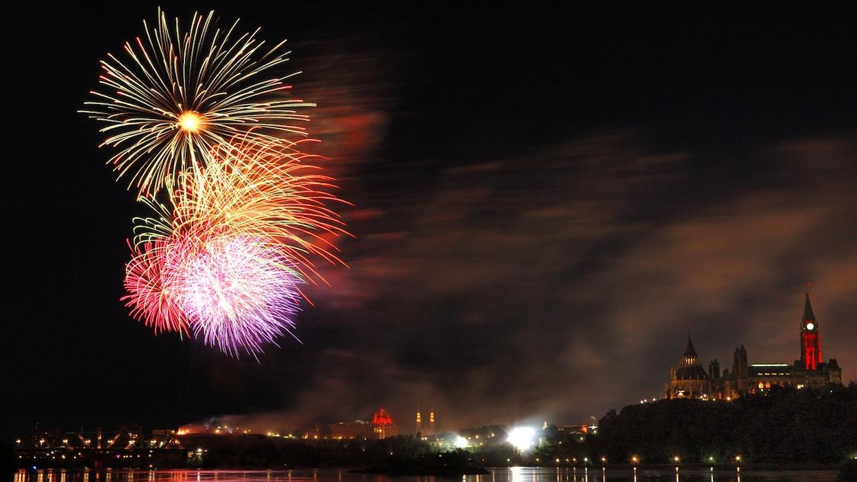 Des feux d'artifice de colorés illuminent le ciel d'Ottawa. Des feux d'artifice de colorés illuminent le ciel d'Ottawa.