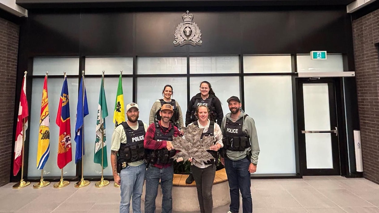 La feuille de bronze volée du monument commémoratif de la GRC est retrouvée
