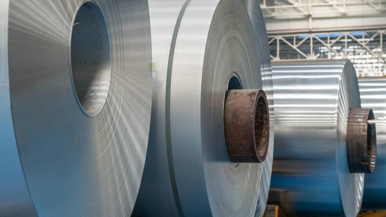 Des rouleaux de feuilles d'aluminium.