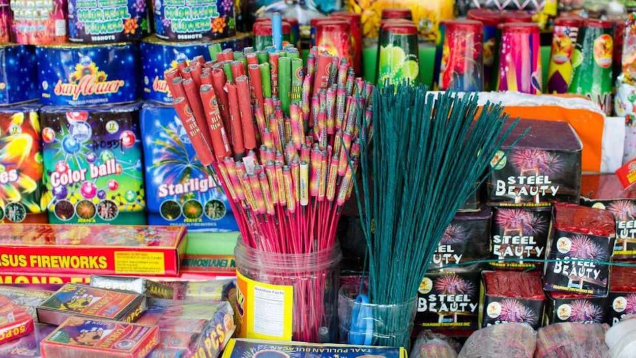 Des feux d'artifice colorés sur un présentoir.