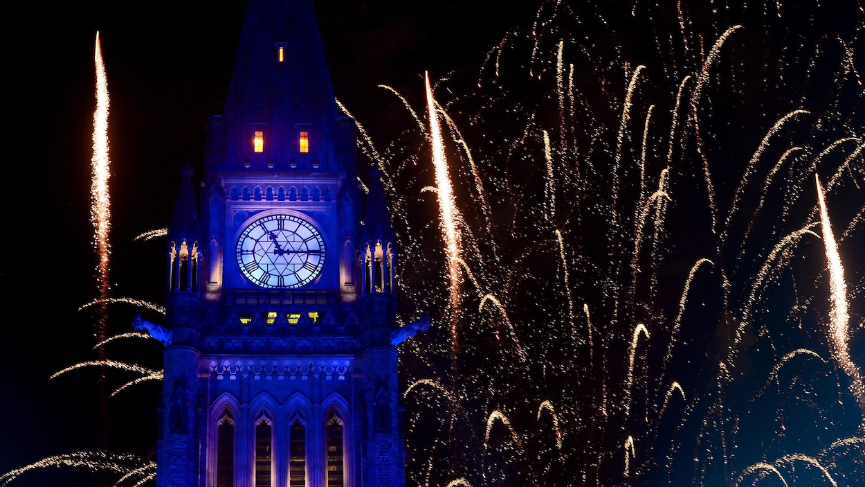 La tour de la Paix entourée de feux d'artifices