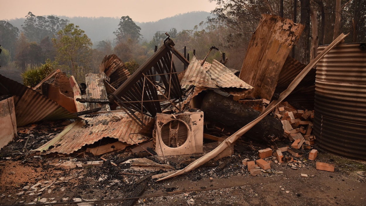 Une maison détruite par un feu de forêt.