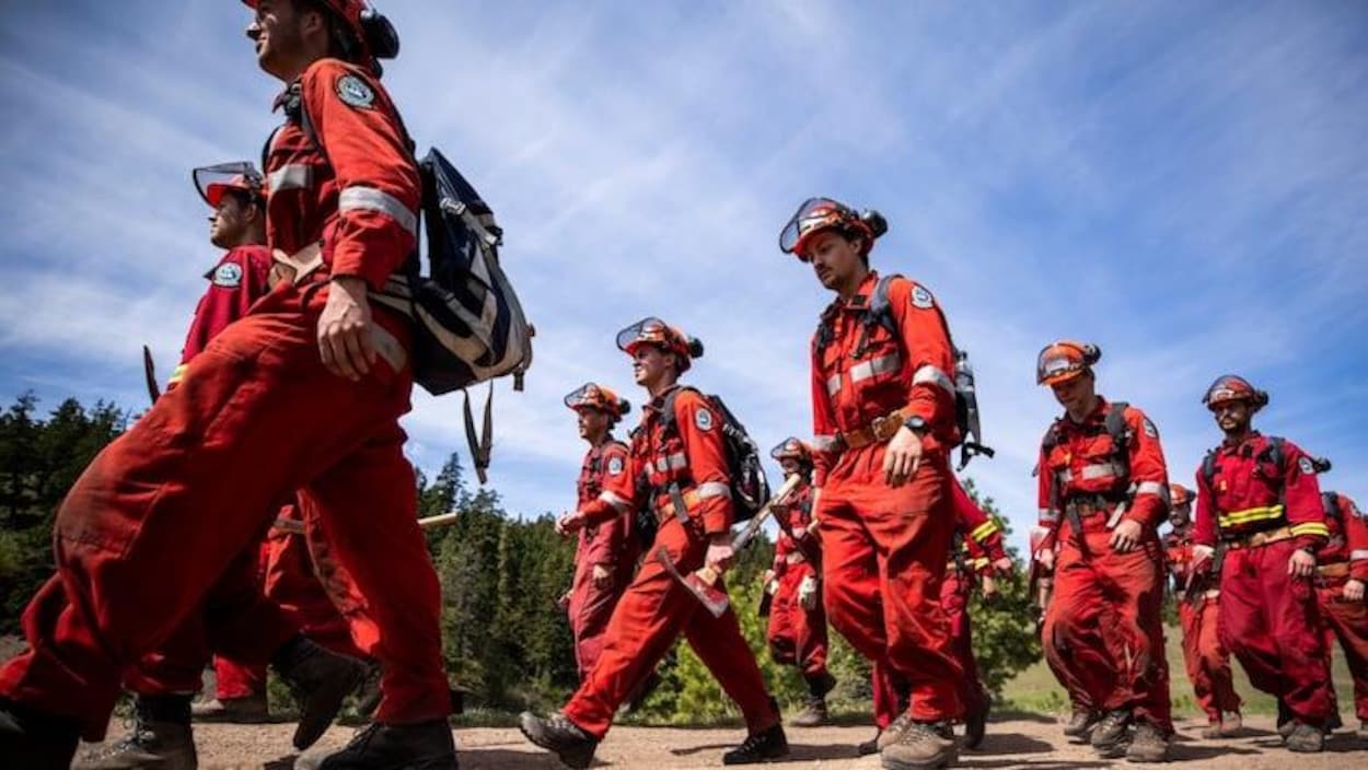 Incendies au Manitoba : Des renforts canadiens arrivent de Colombie-Britannique pour lutter contre le brasier