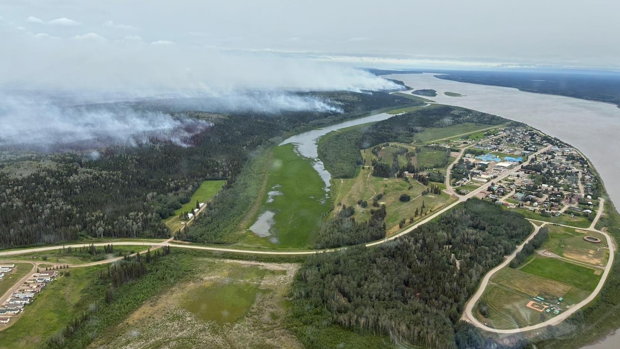 Menacée par un feu de forêt, Fort Simpson échappe au pire