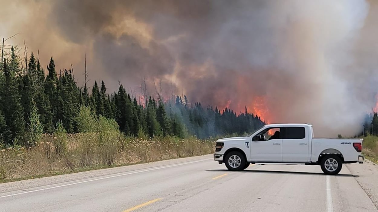 Les feux de forêt forcent de nouvelles évacuations en Saskatchewan