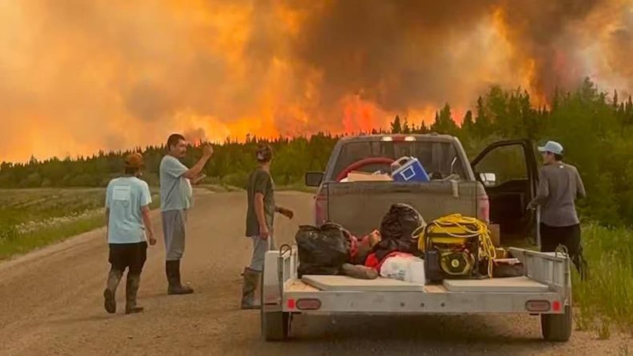 Les incendies font rage dans le nord du Manitoba : les évacuations s’intensifient