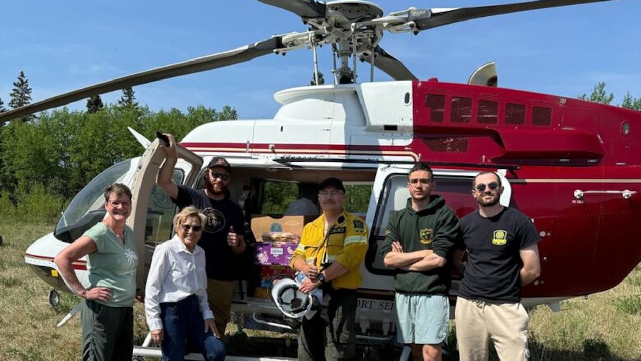 Des vivres livrés en hélicoptère par des bénévoles à des combattants du feu