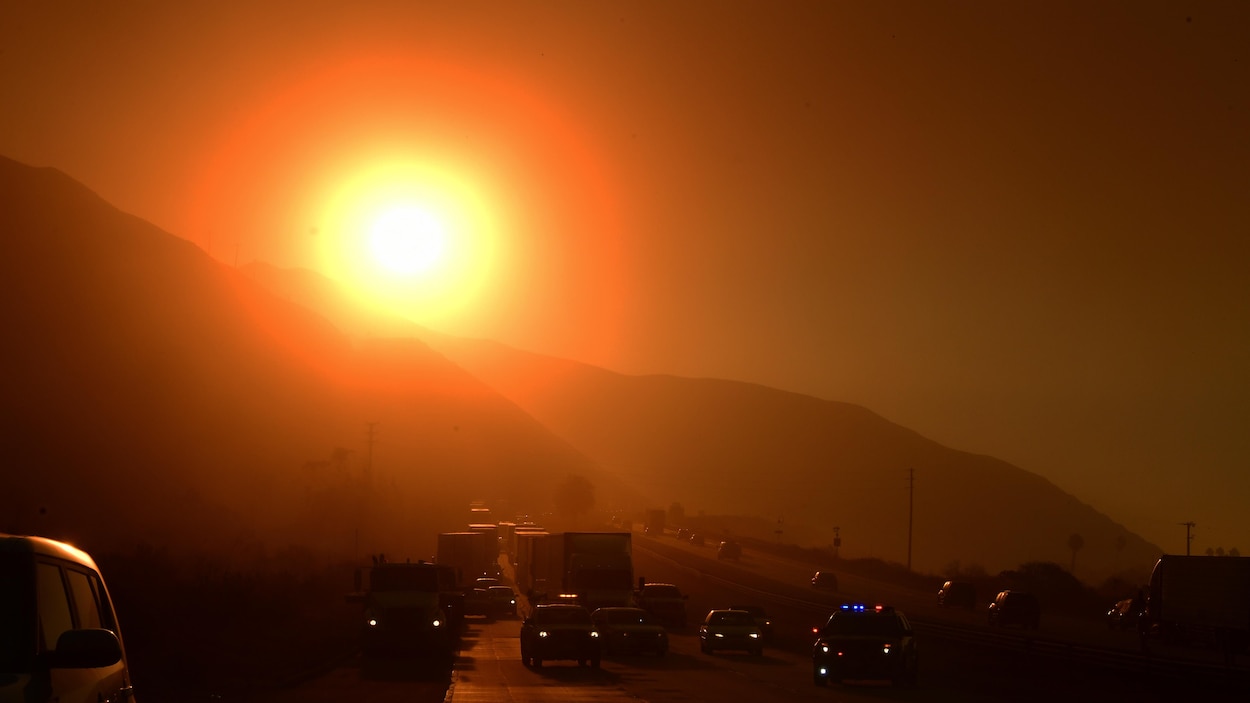 Des véhicules circulent sur le côté sud de l'autoroute 101. Des véhicules circulent sur le côté sud de l'autoroute 101.