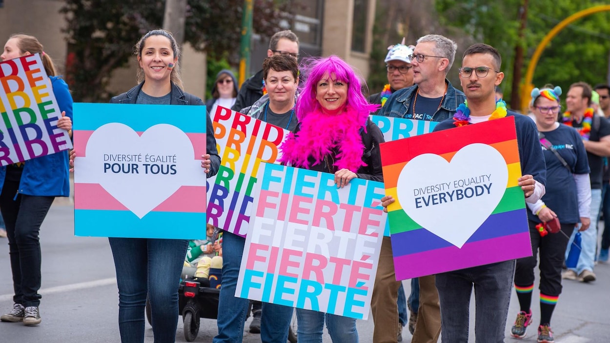 Des participants à la parade de la Fierté de Regina en 2019