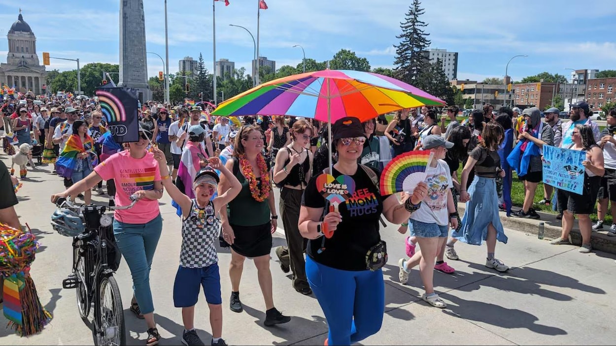 Fierté à Winnipeg : un défilé haut en couleur sous une chaleur accablante