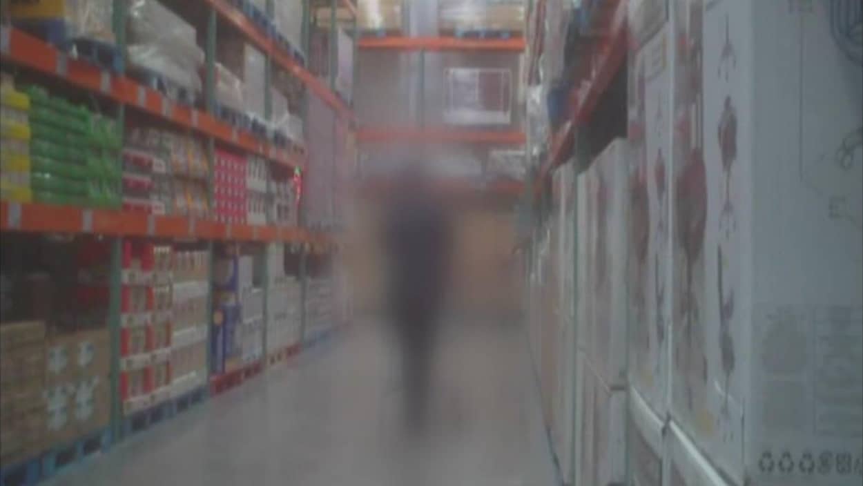 Une figure brouillée dans l'allée d'un magasin à grande surface.