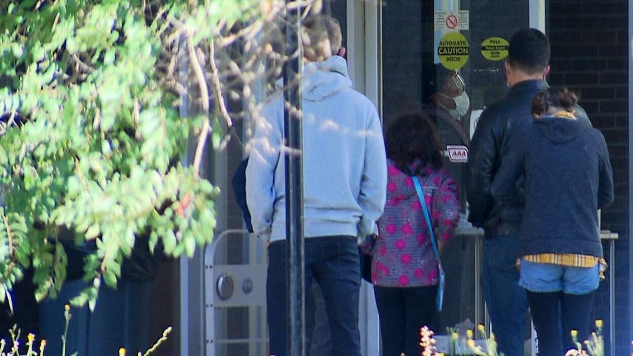 Une file de personnes devant un centre de dépistage.