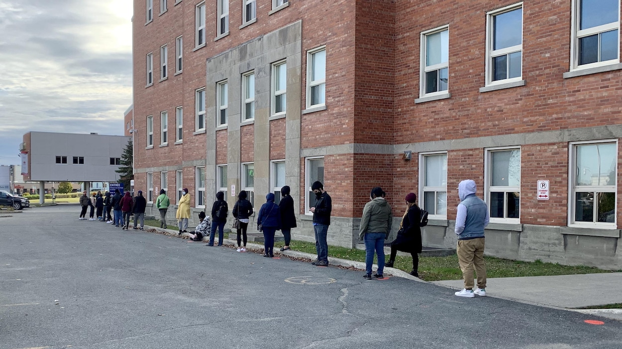 Une file d'attente devant l'hôpital de Rouyn-Noranda.