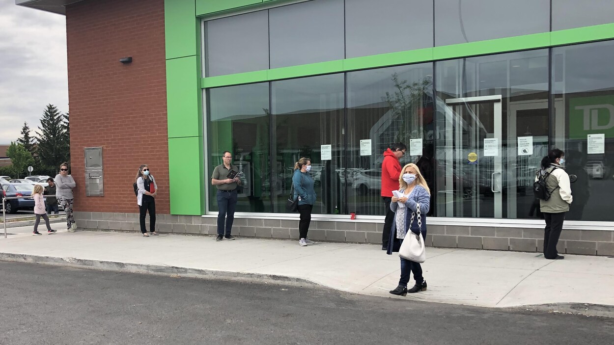 File d'attente devant un commerce de Longueuil.