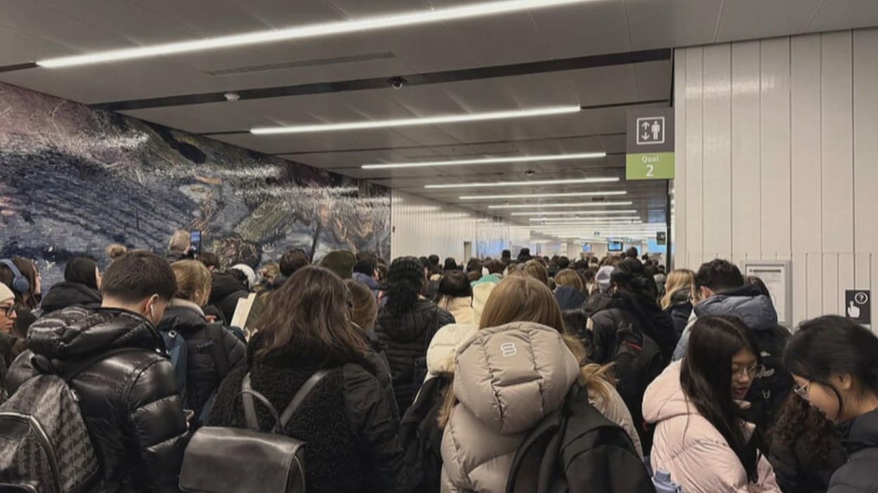 Des files d’attente font pester les usagers du REM à la station Édouard-Montpetit