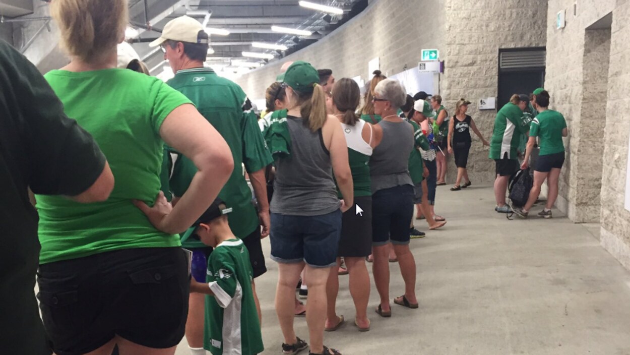 Une longue file d'attente avant d'atteindre une des quatre fontaines d'eau au stade Mosaic.