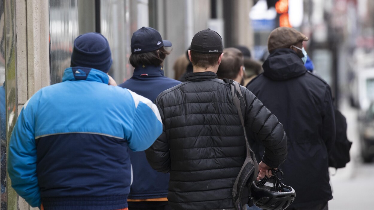 Des gens font la queue à Montréal.