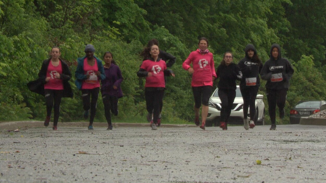 Une dizaine de jeunes filles font de la course à pied.