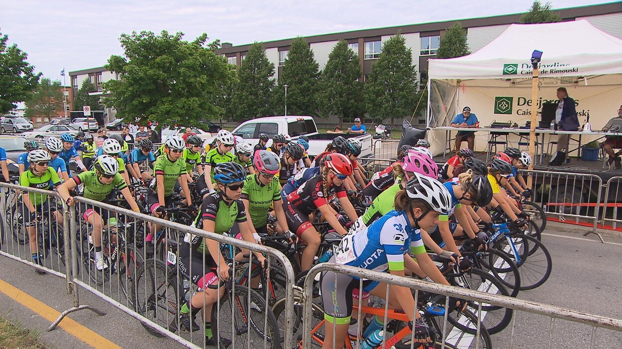 Des jeunes cyclistes féminines attendent sur la ligne de départ. Des jeunes cyclistes féminines attendent sur la ligne de départ.