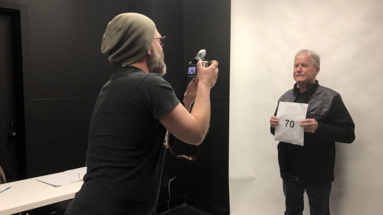 Un homme se fait prendre en photo.