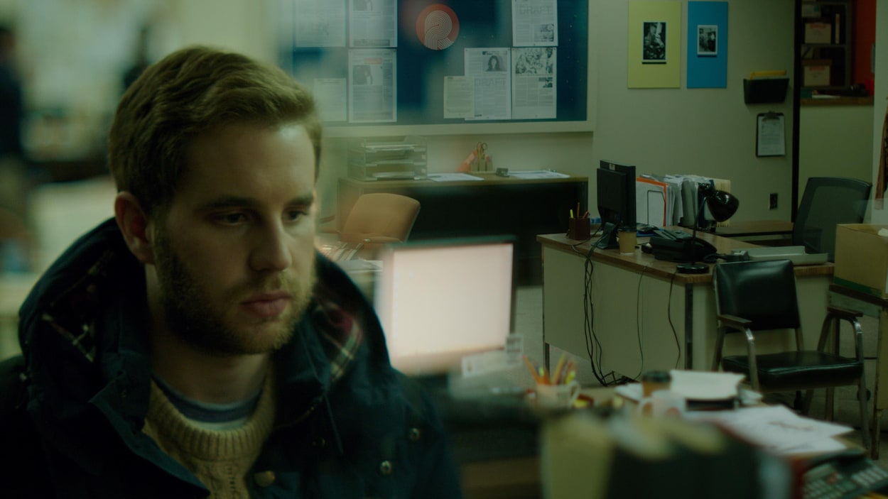Ben Platt est dans un bureau.