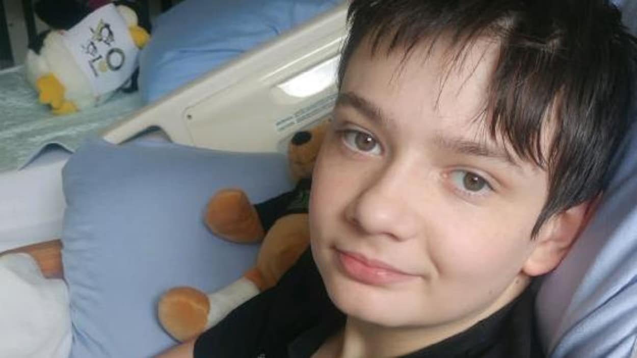 L»e fils de Rose-Lune Goulet sur un lit d'hôpital L»e fils de Rose-Lune Goulet sur un lit d'hôpital