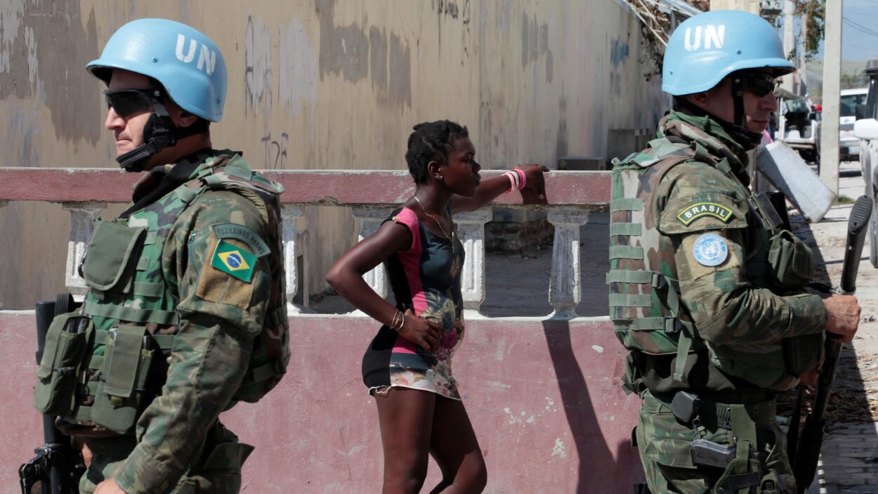 Deux soldats brésiliens, en mission de maintien de la paix à Haïti, sécurisent le périmètre du Lycée Philippe Guerrier, en octobre 2016, avant la visite de l'ex-secrétaire général des Nations unies, Ban Ki-moon. Deux soldats brésiliens, en mission de maintien de la paix à Haïti, sécurisent le périmètre du Lycée Philippe Guerrier, en octobre 2016, avant la visite de l'ex-secrétaire général des Nations unies, Ban Ki-moon.