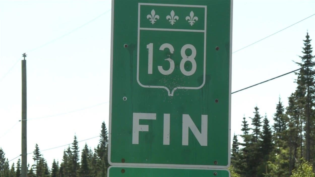 Panneau routier indiquant la fin de la route 138