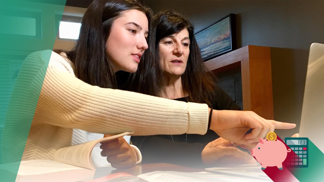 Élise Varty à gauche et Céline Sauvage à droite assise côte à côte pointent un écran d'ordinateur portable.
