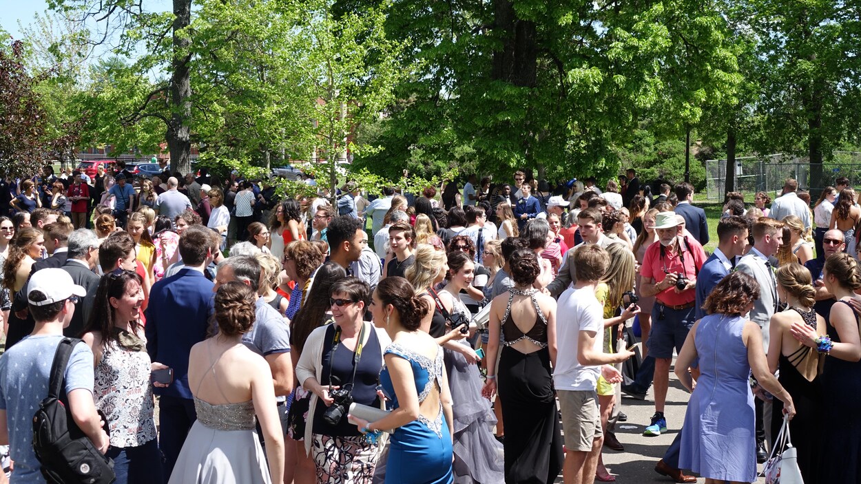 Le parc Victoria de Moncton avec quelques centaines de personnes.