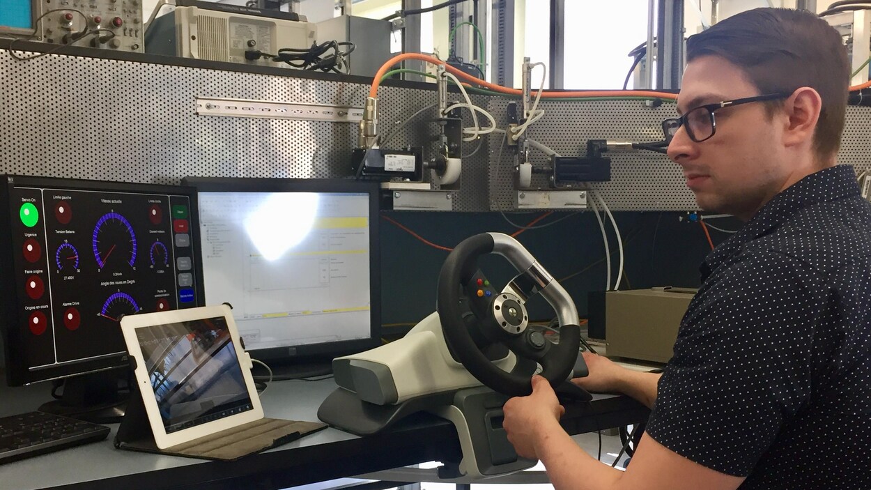 Un finissant en électronique industrielle. Un finissant en électronique industrielle.