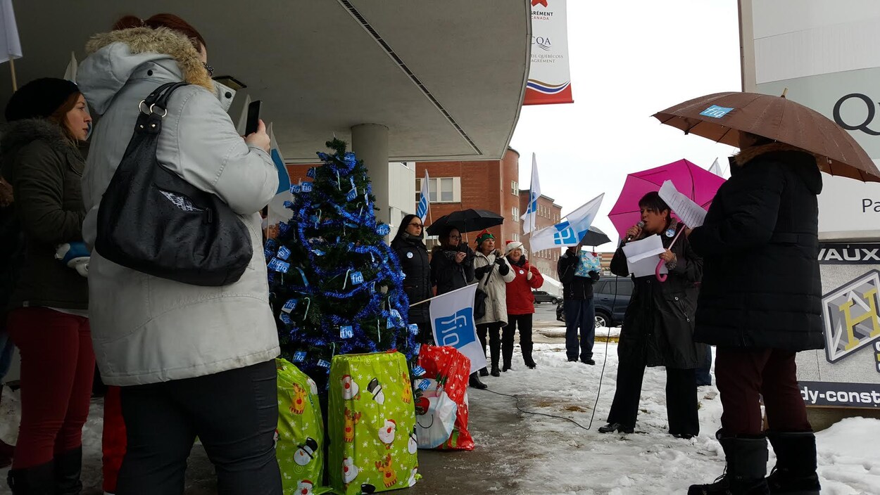 Des membres de la Fédération interprofessionnelle du Québec (FIQ) en Abitibi-Témiscamingue devant le Centre de santé et de services sociaux de l'Abitibi-Témiscamingue à Rouyn-Noranda. Des membres de la Fédération interprofessionnelle du Québec (FIQ) en Abitibi-Témiscamingue devant le Centre de santé et de services sociaux de l'Abitibi-Témiscamingue à Rouyn-Noranda.