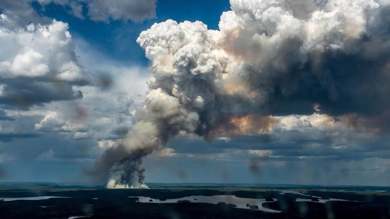 Les feux de forêt comme celui, qui a eu lieu dans la région de La Ronge, en Saskatchewan, représentent un plus grand risque en raison du réchauffement accru au Canada.