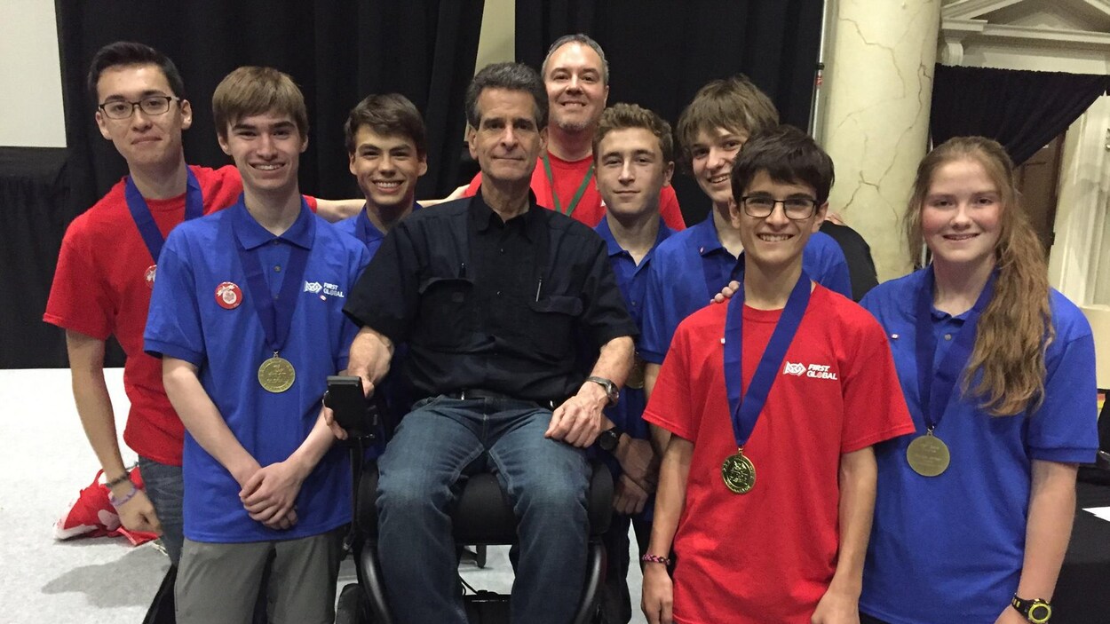 L'équipe canadienne, représentée par des élèves du Séminaire de Sherbrooke, en compagnie du fondateur de First Global Dean Kamen, lors de l'Olympiade de la robotique 2017 tenue à Washington.