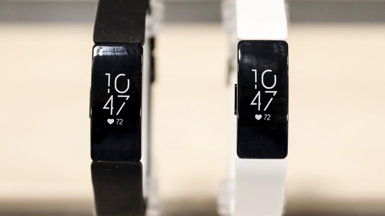 Deux montres Fitbit placées côte à côte.