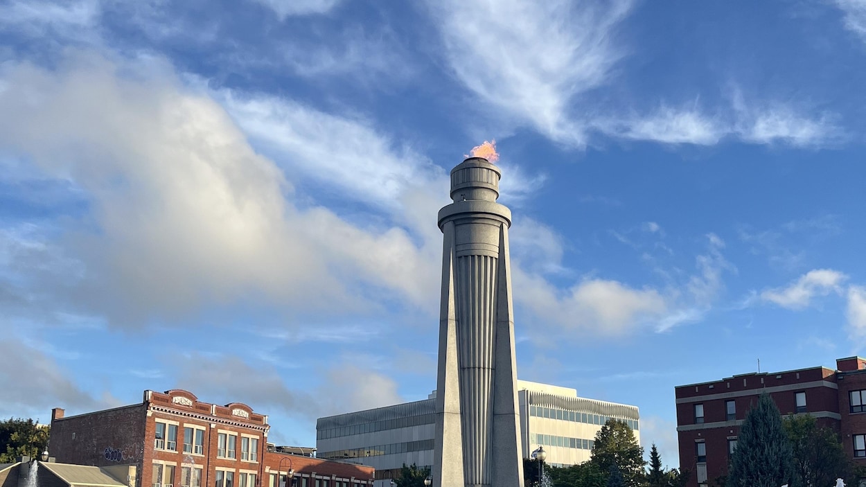 Le flambeau de la place Pierre-Boucher allumé jusqu’à la fin octobre