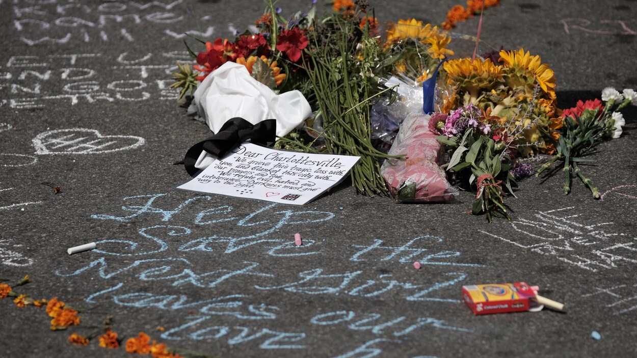 Des fleurs ont été déposées à l'endroit où se sont déroulés les événements après la manifestation d'extrême droite, samedi, à Charlottesville.