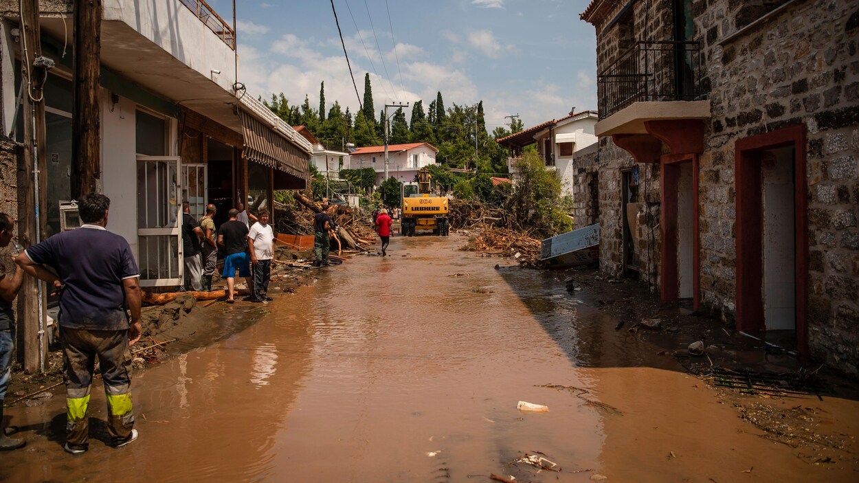 Une rue de Poitika complètement couverte de boue.