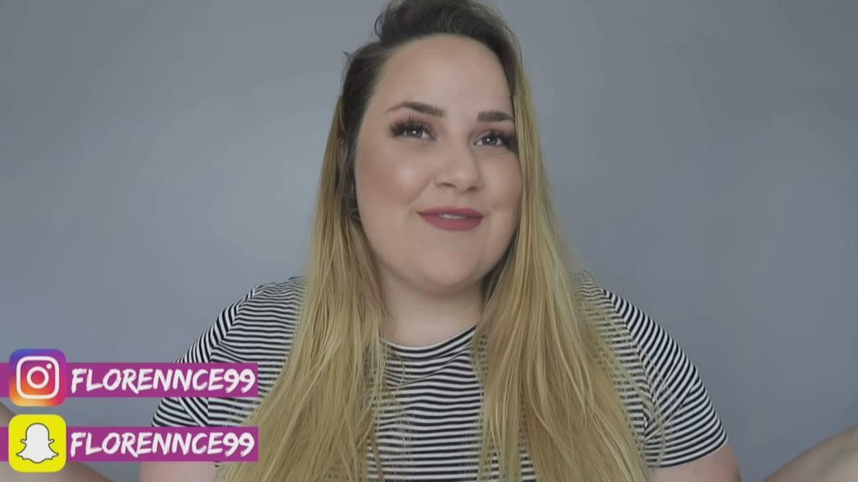 Une jeune femme de 22 ans sourit en gros plan avec son nom écrit en bas de l'écran, Florrence99.