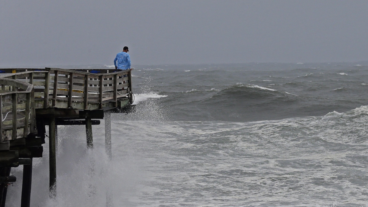Des Vagues Se Cassent Sur La Structure Dun Quai En Caroline Du Nord Des Vagues Se Cassent Sur La Structure Dun Quai En Caroline Du Nord