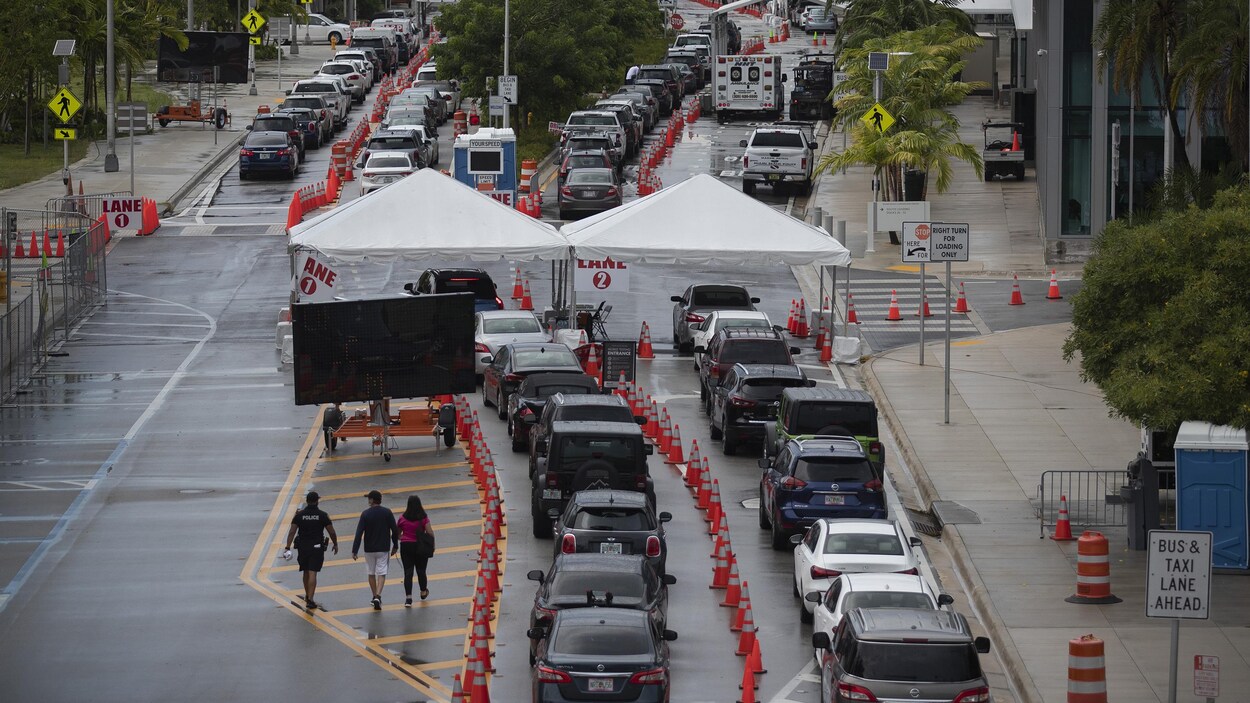 Une longue file de voitures pour une clinique de dépistage, en Floride.
