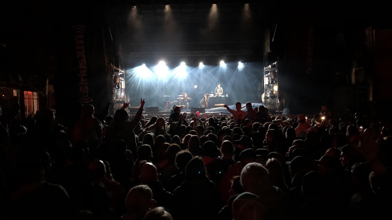 La foule regarde la chanteuse KT Gorique qui chante sur la scène.