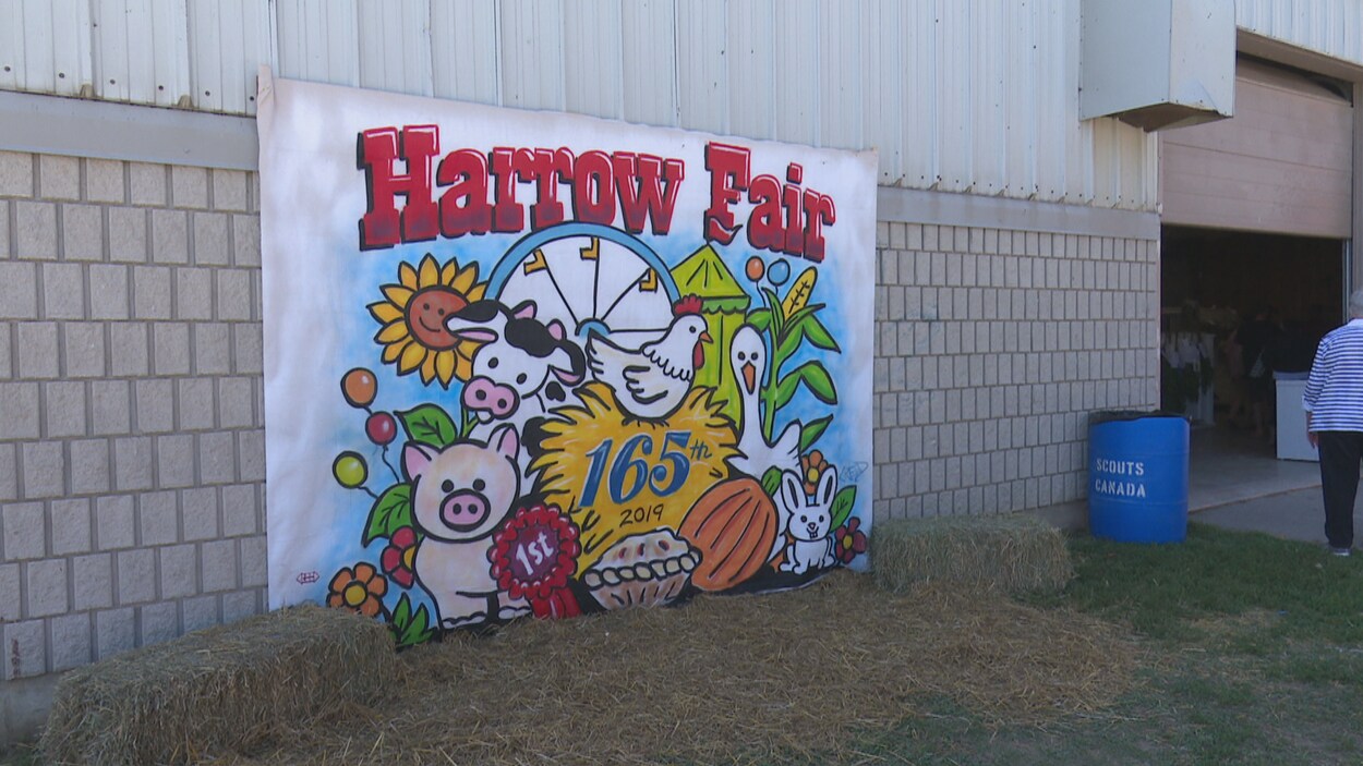 Un panneau coloré annonce la foire