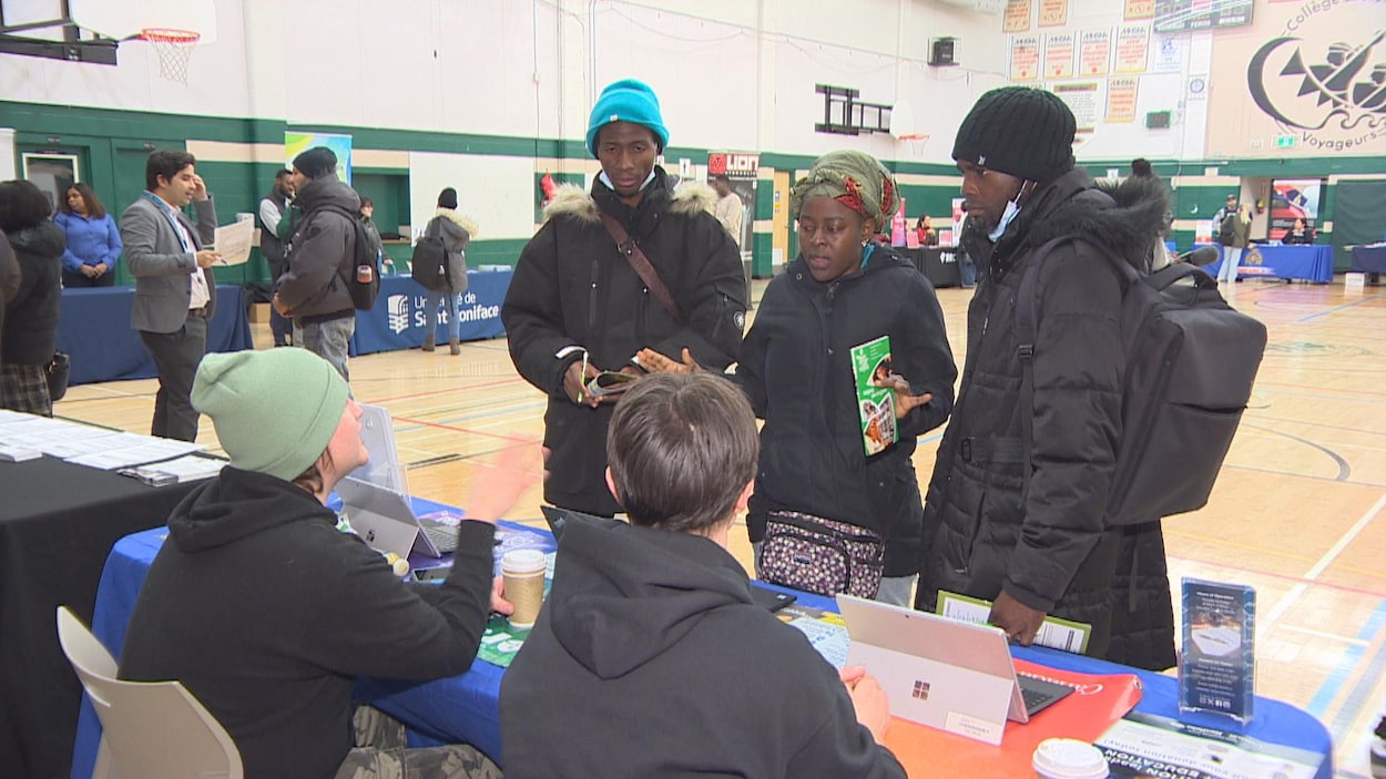 Des nouveaux arrivants francophones font face à une barrière linguistique persistante