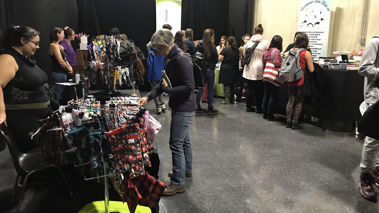 Des gens dans une salle