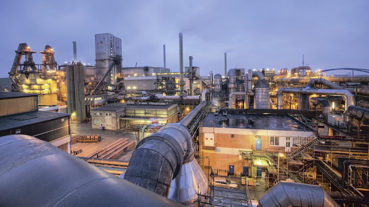 Des bâtiments et conduits industriels sur le site d'une fonderie.