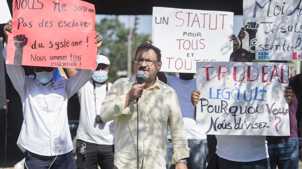 Le député solidaire Andrés Fontecilla avec un micro